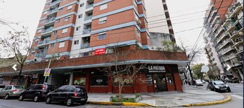 El edificio en Monroe al 4500 donde está el departamento que será subastado, tras el decomiso en "Carbon Blanco" (Foto:AABE)