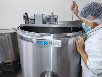 Tratamiento de la leche de búfala en una planta ubicada en Yaviza, provincia de Darién, que en 2025 recibió la primera certificación agroindustrial. (MIDA)