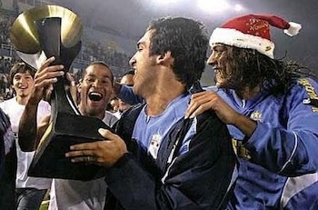 Sergio Leal levantando el trofeo