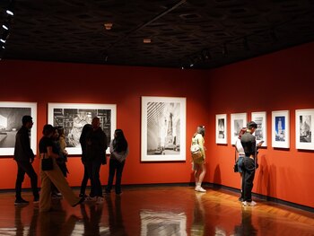 La entrada tiene costo de