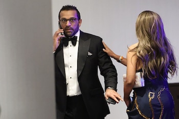 O diretor do FBI, Kash Patel, é visto falando ao telefone enquanto altos funcionários dos EUA eram retirados do jantar anual dos correspondentes na Casa Branca após uma ameaça não especificada, sábado, 25 de abril de 2026, em Washington (AP/Tom Brenner)