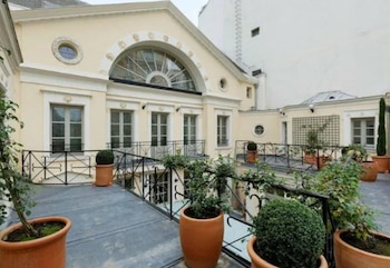 Fachada de la mansión de