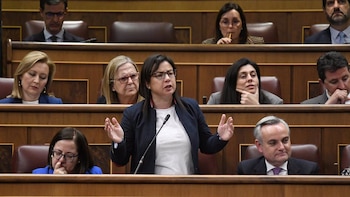 Armengol ordena a la diputada del PP, Ana Belén Vázquez, que salga del Congreso para entregar un bote de gas pimienta que había mostrado