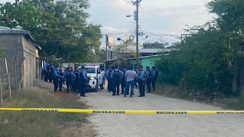 Tres jóvenes fueron asesinados a balazos dentro de una vivienda alquilada por Airbnb en la aldea Roma, municipio de Jutiapa, en Atlántida.
