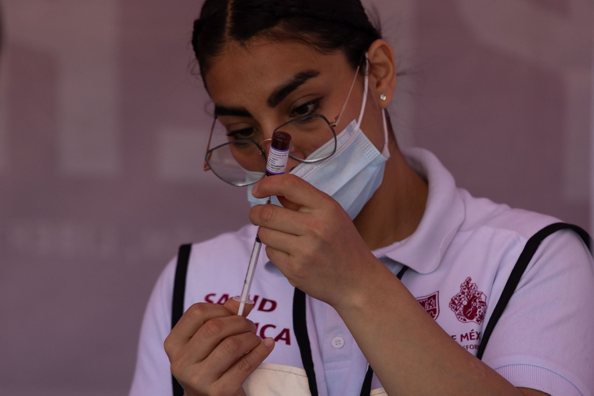 CIUDAD DE MÉXICO, 14DICIEMBRE2025.- En el zócalo capitalino este fin de semana continúa la aplicación de vacunas contra el sarampión. FOTO: EDGRA NEGRETE LIRA/CUARTOSCURO.COM