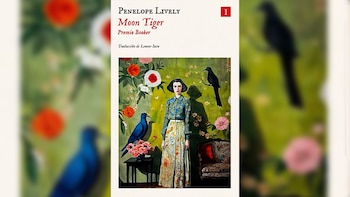 Portada del libro "Moon Tiger" con título, autora Penelope Lively, texto "Premio Booker". Muestra una mujer, dos aves, flores, un sillón y una mesa