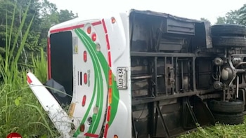 Las autoridades investigan si el volcamiento del bus en Apartadó se produjo por una falla en los frenos, por la vía mojada por las lluvias o por una combinación de factores - crédito Redes sociales/X