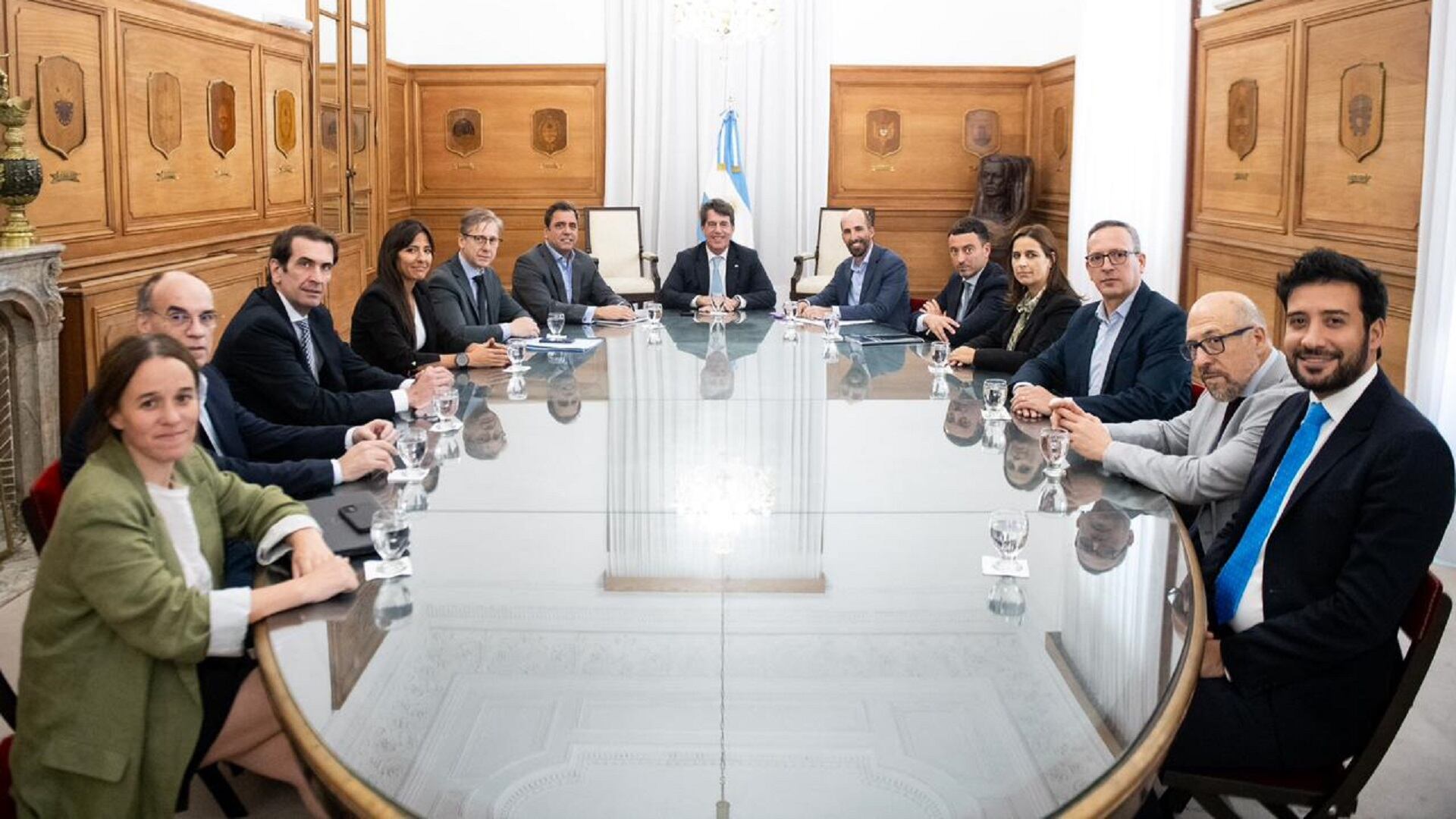 El jefe de Gabinete Nicolás Posse escoltado por José Rolandi en un encuentro con legisladores