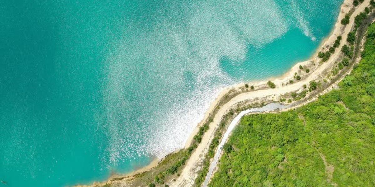 El acceso diario restringido, las cabañas solares y la programación de eventos privados ofrecen una alternativa exclusiva a quienes buscan desconectarse y disfrutar del entorno sin multitudes
(Instagram/@lakeisabelfarm)