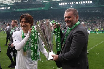 Ange Postecoglou y Kyogo Furuhashi celebrando el título de la Premiership escocesa con el Celtic. REUTERS/Russell Cheyne