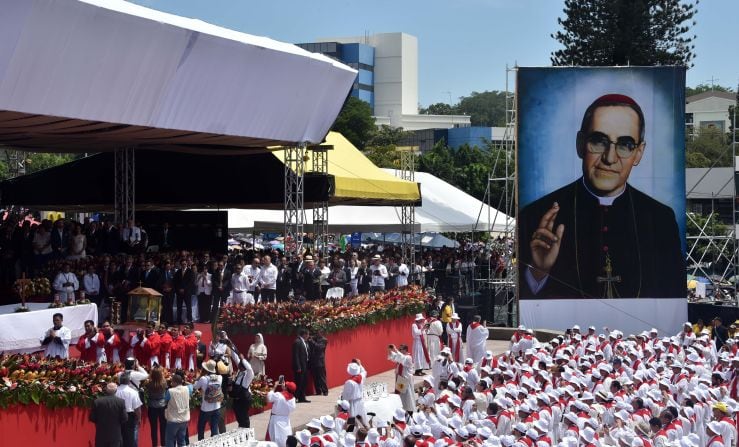 Más de 250,000 personas abarrotaron los alrededores del monumento al Divino Salvador del Mundo en una jornada histórica para el país (Cortesía CNN).