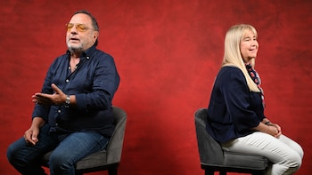 Entre risas, el periodista y