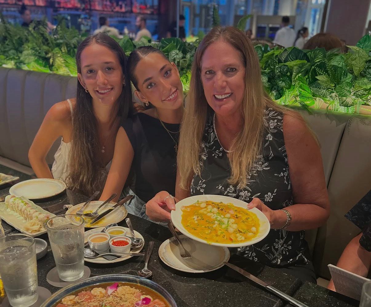 Gaby Pérez del Solar junto a sus dos hijas, Ailani y Sabrina León.