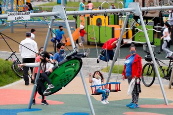 Un grupo de personas disfruta