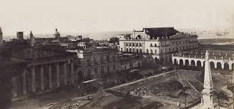 La Pirámide de Mayo en el centro; se ve el frente de la catedral y en el fondo parte de la recova y el primer edificio del Teatro Colón (Archivo General de la Nación)
