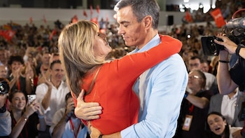 Pedro Sánchez apela a la movilización del PSOE y arropa a Begoña Gómez en un mitin en Fuenlabrada