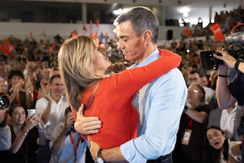 17/10/2026 El presidente del Gobierno, Pedro Sánchez, y su esposa Begoña Gómez durante el Comité Federal del PSOE, en el Centro de Arte Tomás y Valiente, a 17 de octubre de 2026, en Fuenlabrada, Madrid (España). El Comité ha servido para ratificar las listas del partido de cara a las elecciones generales del 29N y a su secretario general, Pedro Sánchez, como candidato a la Presidencia del Gobierno.
POLITICA
Jesús Hellín - Europa Press