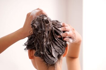 Lavar con agua caliente puede