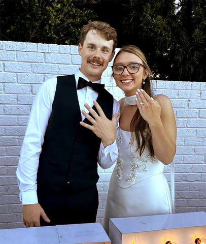 Matthew y Alex durante su boda en 2025. Redes sociales/Matthew Coffey