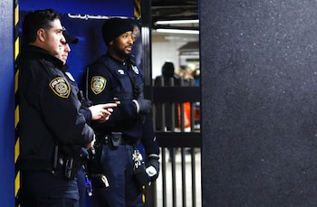 Agentes del NYPD monitorean los accesos al sistema de transporte, enfocándose en puntos estratégicos de ingreso y salida de pasajeros.