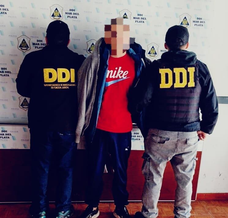 El personal de la DDI sorprendió a los ocupantes mientras dormían y procedió a la aprehensión del hombre de 39 años y su hijo de 18