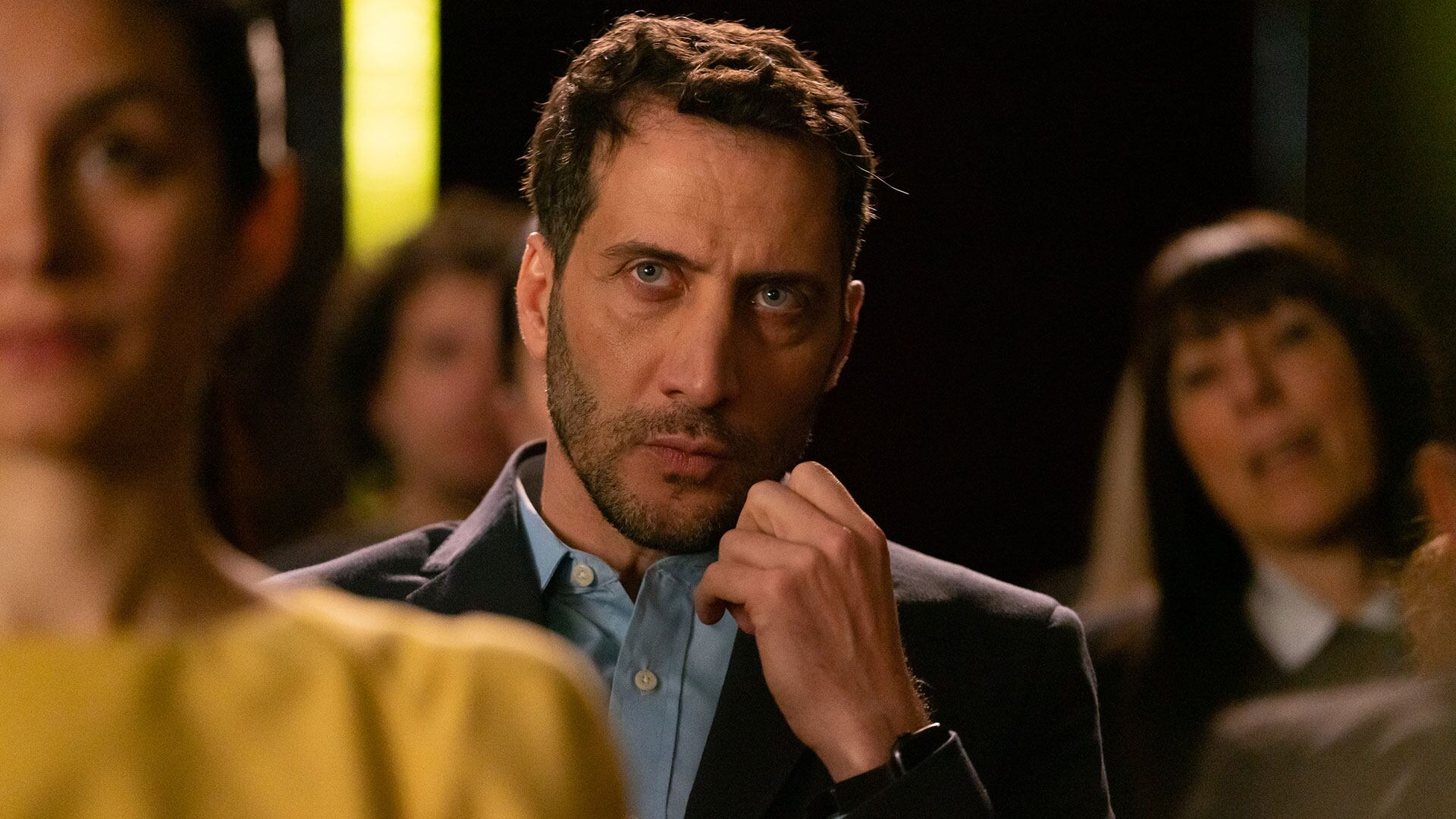 Luciano Cáceres también forma parte de este film como uno de los personajes que se vincula con Denise. (Crédito: Prime Video)
