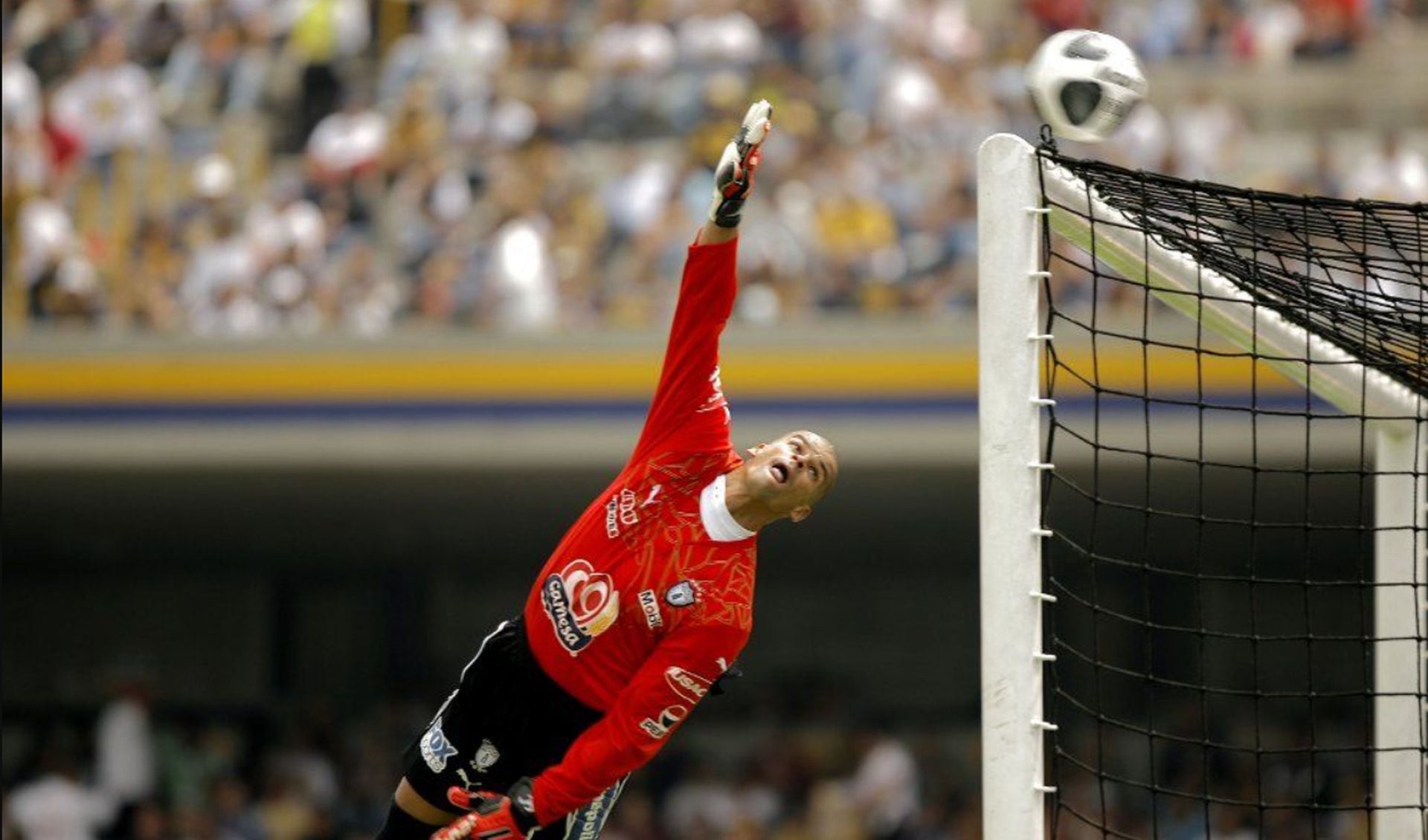 La fecha nació como tributo a Miguel Calero, cuya huella trascendió el arco para convertirse en símbolo de una jornada que hoy une al fútbol en reconocimiento a los porteros. (AP)