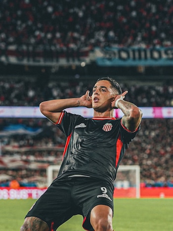 Gonzalo Morales festeja el gol que le marcó a River Plate en el triunfo de Barracas Central (@barracascentral)