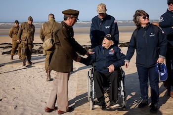 ‘Fue difícil’: los veteranos de la Segunda Guerra Mundial regresan a Utah Beach para conmemorar el Día D
