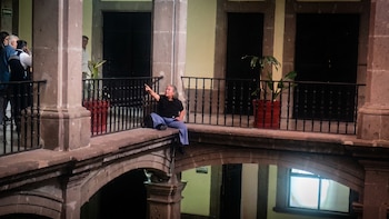 Activista con discapacidad protesta desde la cornisa del Palacio de Gobierno para exigir freno al aumento del transporte en Morelos