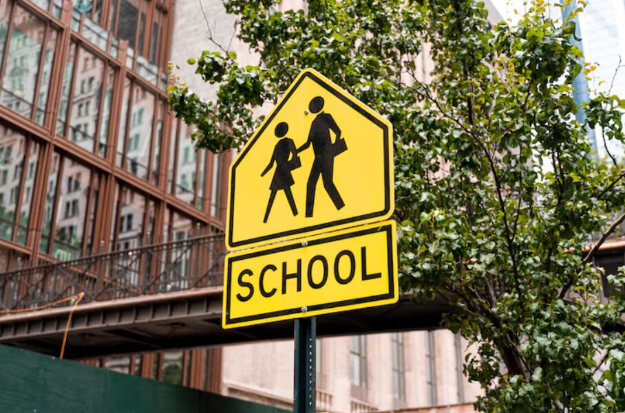 En numerosas localidades de California, niños y adolescentes deben atravesar trayectos peligrosos para llegar a la escuela debido a la ausencia de aceras y pasos seguros (Freepik)