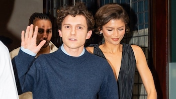 El matrimonio de Zendaya y Tom Holland se confirmó tras meses de silencio, una alianza visible y una referencia de Holland a la ceremonia real (Backgrid/The Grosby Group)