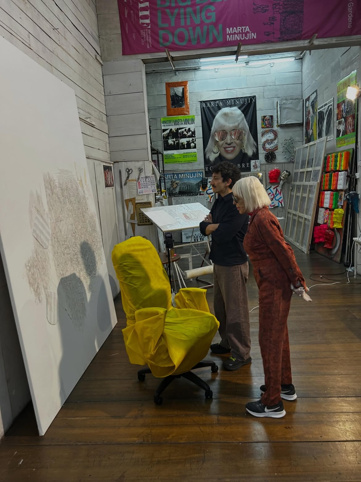 Marta Minujín le entregó a Juan Minujín una estatuilla casera inspirada en los premios Oscar durante una visita a su atelier en Buenos Aires (Instagram)