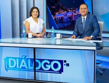 La presidenta del ISTU, Eny Aguiñaga, durante su participación en el programa Diálogo, donde abordó los avances en la certificación Family Friendly de los parques recreativos en El Salvador (Foto cortesía Secretaría de Prensa).