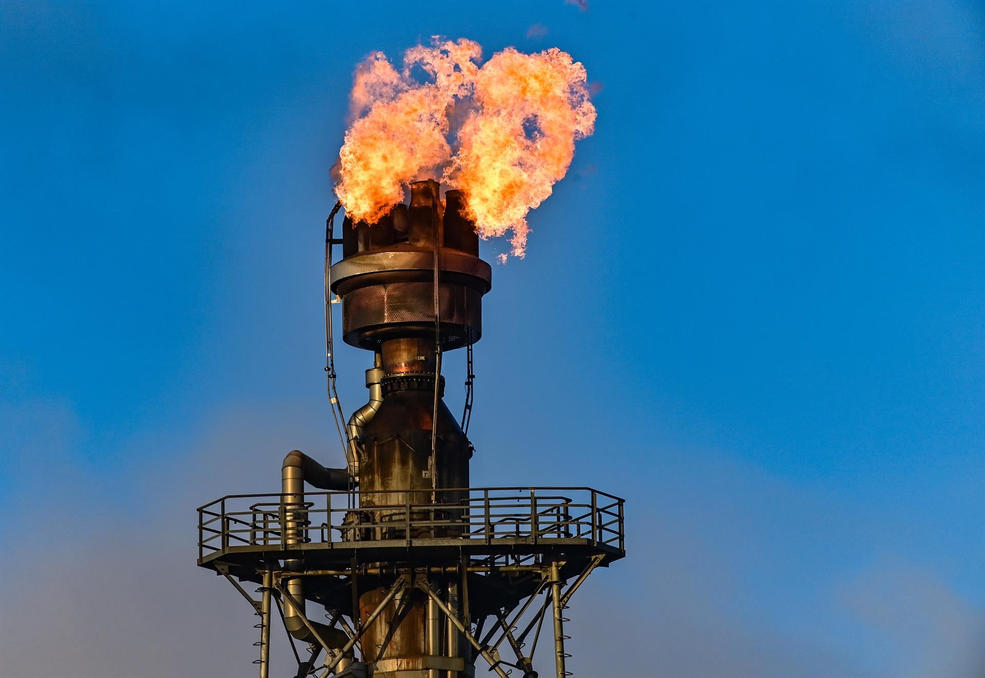 El Brent roza los 117 dólares y toca niveles no vistos desde abril