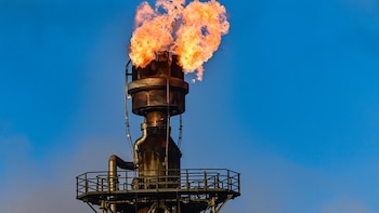 El Brent roza los 117 dólares y toca niveles no vistos desde abril