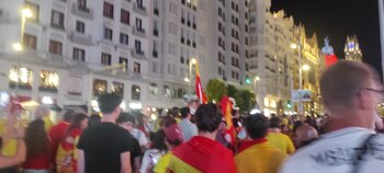 Grupo de españoles celebran en