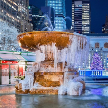 Una fuente parcialmente congelada se