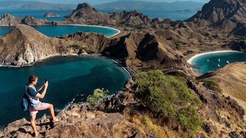 El Parque Nacional de Komodo es famoso por el dragón de Komodo, playas de arena rosa y un enfoque en el turismo sostenible (Adam Dean para The New York Times)