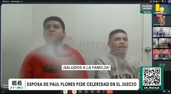 Pantalla de videoconferencia con dos hombres en primer plano, texto "ESPOSA DE PAUL FLORES PIDE CELERIDAD EN EL JUICIO", logos de noticias y código QR