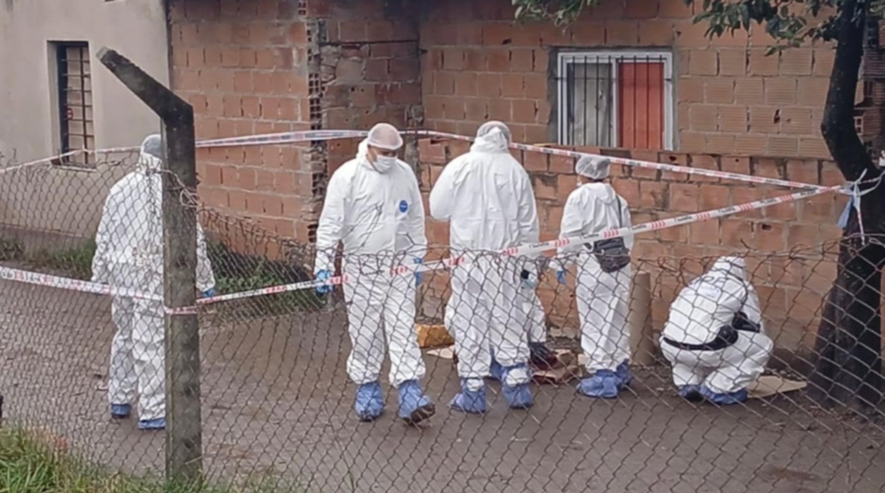 Personal forense trabaja en la escena del crimen en Villa Carmela, Tucumán, donde un hombre fue encontrado muerto tras una pelea, resultando en un detenido (Contexto)