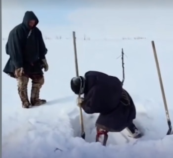Para pescar, los nenets cavan hoyos de hasta un metro en la nieve