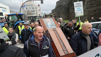 Un centenar de tractores toma