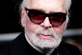 Karl Lagerfeld falleció el 19 de febrero de 2019 en París a causa de un cáncer. Tenía 85 años. Fue director creativo de Chanel y Fendi, y una de las figuras más influyentes de la moda del siglo XX (REUTERS/Benoit Tessier)