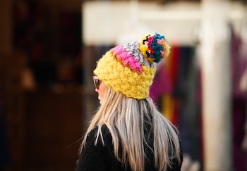 Imagen de transeúntes sevillanos protegiéndose