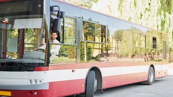 Hasta 50.000 kilómetros al año: así es el trabajo de los conductores de autobús que hacen viajes turísticos