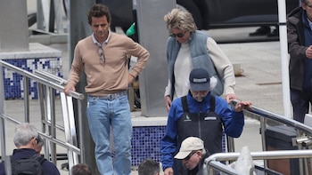 Simoneta Gómez-Acebo, pendiente de don Juan Carlos, durante una nueva jornada de regatas en Sanxenxo