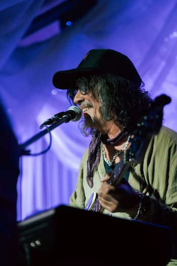 Zorro Quintiero y Fernando Samalea ensayan junto a la banda para su show por los 30 años del unplugged de Charly García