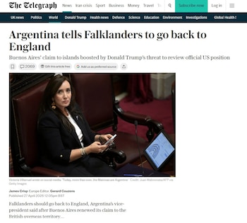 Victoria Villarruel, vicepresidenta de Argentina, sentada en una silla de cuero oscuro, sostiene un teléfono blanco. A su derecha hay una tableta en un soporte