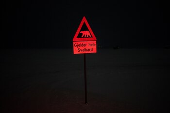 Un letrero indica el peligro